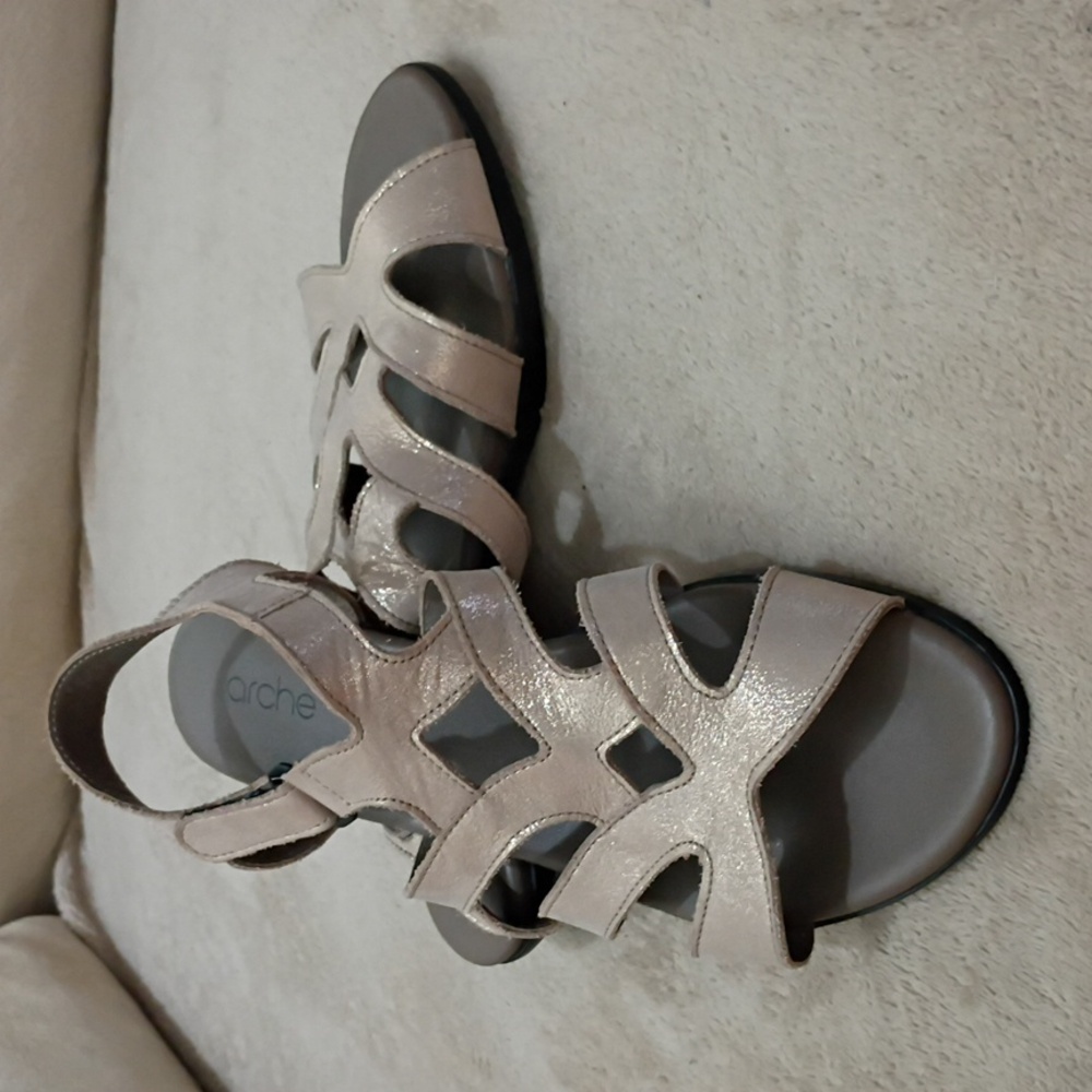 Women’s Strappy Comfort Sandals in Metallic Taupe